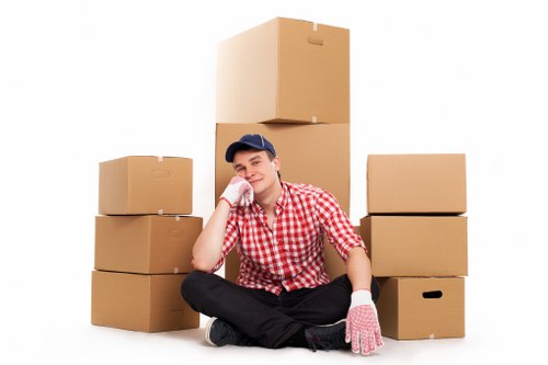 Residential move support with a truck in Norwood Green